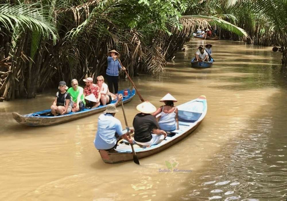 Miệt Vườn Daily Travel Group - xuồng chèo trên rạch