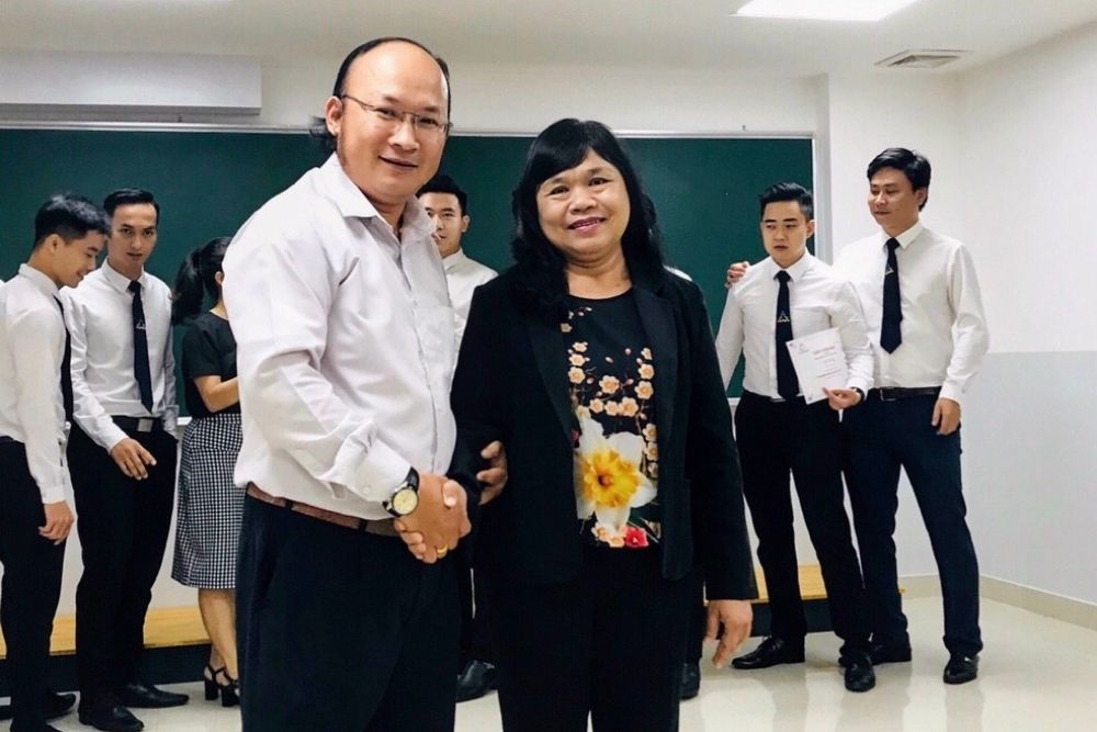 Ảnh kỷ niệm cùng cô giáo – người Thầy kính trọng của Miệt Vườn Daily