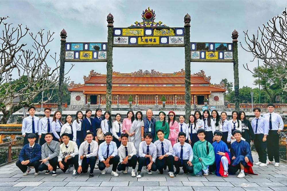 sinh viên Khoa lữ hành - Trường Cao Đẳng Du Lịch Sài Gòn thực tập Huế cùng Miệt vườn Daily