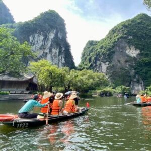 Tour 3.1: Tràng An | Ninh Bình | Hà Nội ⏰ 3 Ngày 2 Đêm – Du khách chèo thuyền tham quan