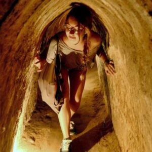 Tour Củ Chi 1 ngày | Miệt Vườn Daily Travel Group - du khách tham quan địa đạo