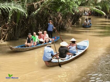 Tour Miền Tây 1 ngày Mỹ Tho – Bến Tre, du khách trải nghiệm đi xuồng chèo trên kênh rạch