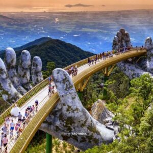 Du khách trải nghiệm tour du lịch Đà Nẵng 3 ngày với cáp treo Bà Nà Hills, tham quan phố cổ Hội An và khám phá cảnh đẹp miền Trung