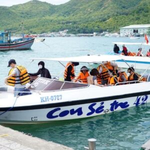 Du khách trải nghiệm tour du lịch Nha Trang 3 ngày với tắm biển, lặn ngắm san hô và khám phá vẻ đẹp biển đảo