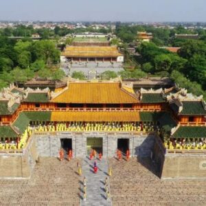 Du khách tham gia tour 4 ngày 3 đêm khám phá cố đô Huế triều Nguyễn, tham quan thành phố Đà Nẵng, phố cổ Hội An trong hành trình 4 ngày
