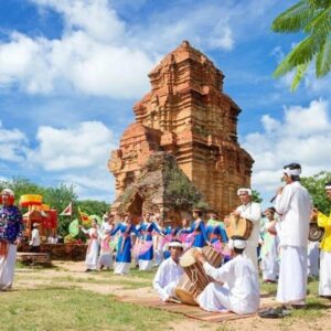 Du khách trải nghiệm tour Phan Thiết – Mũi Né 3 ngày 2 đêm với tắm biển Mũi Né, nghỉ dưỡng resort hồ bơi, xem show Huyền Thoại Làng Chài và xe Jeep đồi cát