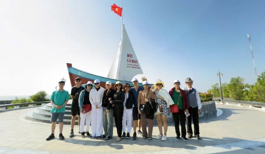 Du khách tại Mũi Cà Mau - Dấu ấn khó quên tour Miền Tây cực Nam