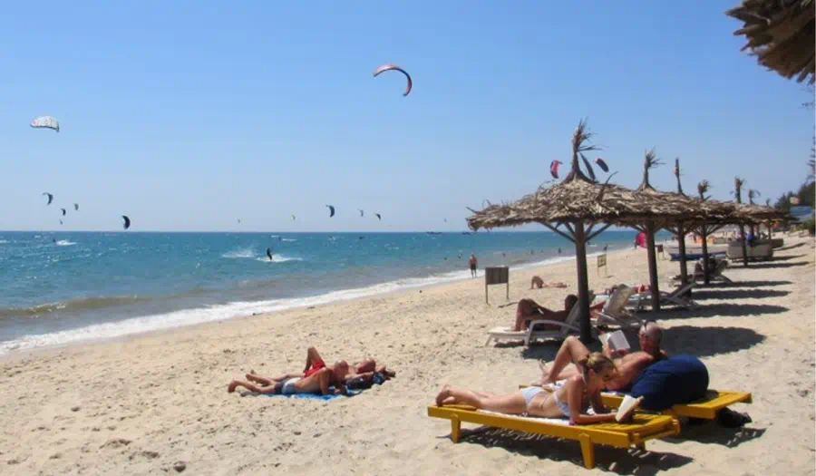 Biển xanh cát trắng Miền Trung với dù lều và kite lướt sóng - Nắng gió tự do tour du lịch