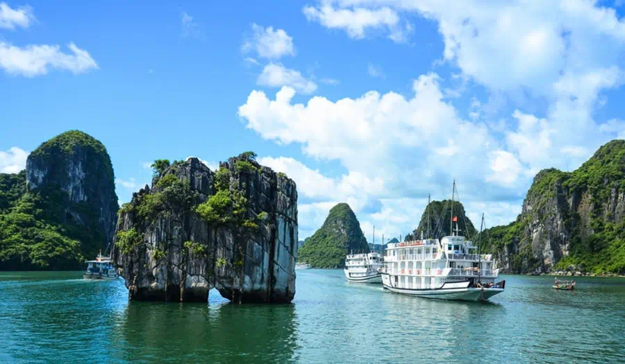 Du thuyền trên Vịnh Hạ Long với núi đá vôi hùng vĩ - Kỳ quan thiên nhiên thế giới tour Miền Bắc