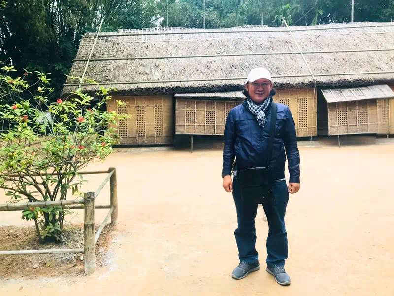 Hướng dẫn viên Đặng Thành Danh tại nhà rường truyền thống miền Tây