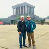 Đoàn học viên chụp ảnh kỷ niệm trước Lăng Bác cùng hướng dẫn viên