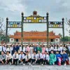 Đoàn học viên chụp ảnh tại Hoàng thành Huế