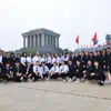 Đoàn học viên du lịch chụp ảnh kỷ niệm trước Lăng Chủ tịch Hồ Chí Minh